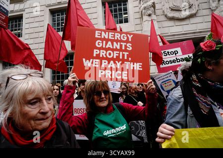 London, Großbritannien. Oktober 2025. Aktivisten und Aktivisten versammeln sich von 12:00 bis 14:00 Uhr vor dem Department for Energy Security & Net Zero (DESNZ) in London, um die Regierung aufzufordern, Pläne zur Genehmigung des Ölfeldes Rosebank abzulehnen. Zack Polanski, stellvertretender Parteivorsitzender der Grünen, wird erwartet. Die Veranstaltung ist Teil der Stop Rosebank-Kampagne, die zeitgleich mit der Entscheidung der Regierung über die Genehmigung des Projekts nach einer neu eingereichten Umweltprüfung beginnt. (Foto: Joao Daniel Pereira/SIPA USA) Credit: SIPA USA/Alamy Live News Stockfoto
