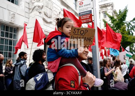 London, Großbritannien. Oktober 2025. Aktivisten und Aktivisten versammeln sich von 12:00 bis 14:00 Uhr vor dem Department for Energy Security & Net Zero (DESNZ) in London, um die Regierung aufzufordern, Pläne zur Genehmigung des Ölfeldes Rosebank abzulehnen. Zack Polanski, stellvertretender Parteivorsitzender der Grünen, wird erwartet. Die Veranstaltung ist Teil der Stop Rosebank-Kampagne, die zeitgleich mit der Entscheidung der Regierung über die Genehmigung des Projekts nach einer neu eingereichten Umweltprüfung beginnt. (Foto: Joao Daniel Pereira/SIPA USA) Credit: SIPA USA/Alamy Live News Stockfoto