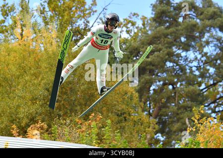 Eferding, Österreich. Oktober 2025. EFERDING, ÖSTERREICH - 18. OKTOBER: Johannes Poelz aus Österreich tritt am 18. Oktober 2025 in Eferding, Österreich bei der Frauen HS 90 beim Viessmann FIS Skisprungweltcup Hinzenbach in der Energie AG Skisprungarena an 251018 SEPA 24 082 - 20251018 PD4156 Credit: APA-PictureDesk/Alamy Live News Stockfoto