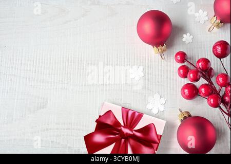 Weihnachtsgrußkarte. Rahmen der Weihnachtsdekoration. Weißer Hintergrund als Kopierraum Stockfoto