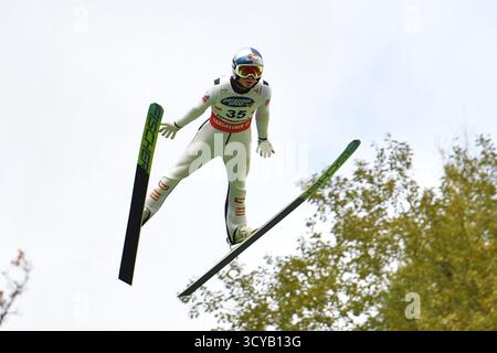 Eferding, Österreich. Oktober 2025. EFERDING, ÖSTERREICH - 18. OKTOBER: Stephan Embacher von Österreich tritt am 18. Oktober 2025 in Eferding, Österreich bei der Women's HS 90 beim Viessmann FIS Skisprungweltcup Hinzenbach in der Energie AG Skisprungarena an 251018 SEPA 24 067 - 20251018 PD4193 Credit: APA-PictureDesk/Alamy Live News Stockfoto