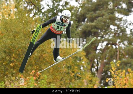 Eferding, Österreich. Oktober 2025. EFERDING, ÖSTERREICH - 18. OKTOBER: Hektor Kapustik aus der Slowakei tritt am 18. Oktober 2025 in Eferding, Österreich bei der Frauen HS 90 beim Viessmann FIS Skisprungweltcup Hinzenbach an der Energie AG Skisprungarena an 251018 SEPA 24 042 - 20251018 PD4342 Credit: APA-PictureDesk/Alamy Live News Stockfoto