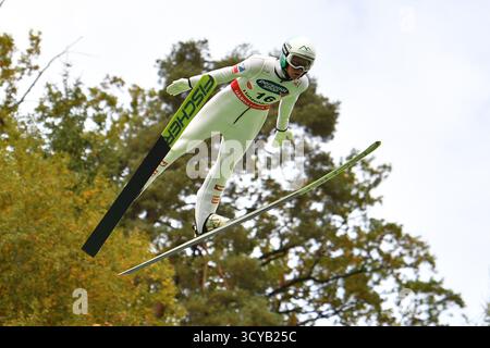 Eferding, Österreich. Oktober 2025. EFERDING, ÖSTERREICH - 18. OKTOBER: Lukas Haagen aus Österreich tritt am 18. Oktober 2025 in Eferding, Österreich bei der Frauen HS 90 beim Viessmann FIS Skisprungweltcup Hinzenbach an der Energie AG Skisprungarena an 251018 SEPA 24 054 - 20251018 PD4311 Credit: APA-PictureDesk/Alamy Live News Stockfoto