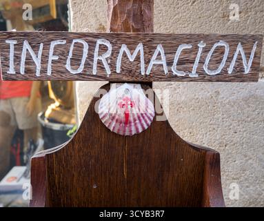 Información y concha en el Camino de Santiago. Santo Domingo de la Calzada. La Rioja. España Stockfoto
