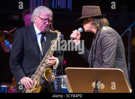 Düsseldorf, Deutschland. Mai 2016. Der Saxophonist Klaus Doldinger (l) spielt mit Udo Lindenberg während eines Konzerts zu seinem 80. Geburtstag in der Tonhalle in Düsseldorf (Nordrhein-Westfalen) am 12. Mai 2016. Der Jazzmusiker und Schöpfer des Tatort-Themas Doldinger ist tot. Er starb im Alter von 89 Jahren, umgeben von seiner Familie. Quelle: Picture Alliance/dpa/Alamy Live News Stockfoto