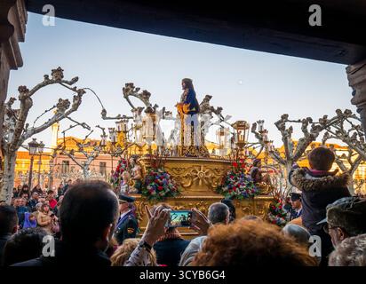 Procesión de Semana Santa en la Plaza Cervantes de Alcalá de Henares. Madrid. España Stockfoto