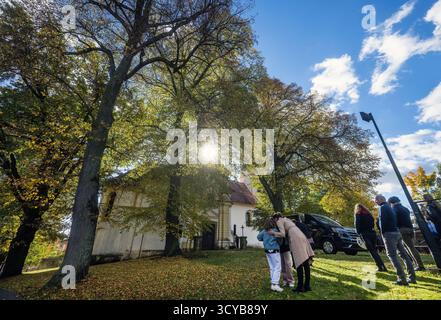 Pysely, Tschechische Republik. Oktober 2025. Beerdigung von Dana Drabova, langjähriger Leiterin des Staatlichen Büros für nukleare Sicherheit, die am 6. Oktober 2025 in Pysh, Tschechien, starb. Quelle: Michaela Rihova/CTK Photo/Alamy Live News Stockfoto