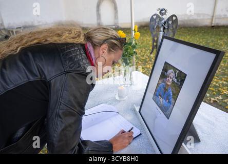 Pysely, Tschechische Republik. Oktober 2025. Beerdigung von Dana Drabova, langjähriger Leiterin des Staatlichen Büros für nukleare Sicherheit, die am 6. Oktober 2025 in Pysh, Tschechien, starb. Quelle: Michaela Rihova/CTK Photo/Alamy Live News Stockfoto