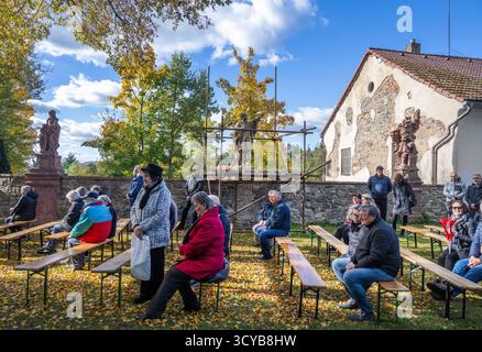 Pysely, Tschechische Republik. Oktober 2025. Beerdigung von Dana Drabova, langjähriger Leiterin des Staatlichen Büros für nukleare Sicherheit, die am 6. Oktober 2025 in Pysh, Tschechien, starb. Quelle: Michaela Rihova/CTK Photo/Alamy Live News Stockfoto