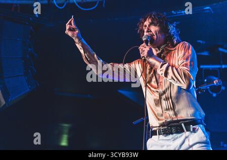 Justin Hawkins von The Darkness live bei einem Konzert der „Dreams on Toast“-Tour im Orion Live Club. Rom, 17.10.2025 Stockfoto