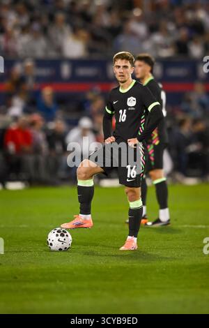 Commerce City, CO, USA. Oktober 2025. Australischer Mittelfeldspieler Max Balard (16) während des internationalen Fußballspiels der Männer zwischen der US-Nationalmannschaft und Australien im Dick's Sporting Goods Park in Commerce City, CO. (Foto: Kevin Langley/Sports South Media). Quelle: csm/Alamy Live News Stockfoto