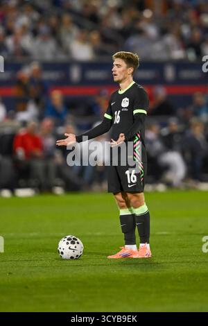 Commerce City, CO, USA. Oktober 2025. Australischer Mittelfeldspieler Max Balard (16) während des internationalen Fußballspiels der Männer zwischen der US-Nationalmannschaft und Australien im Dick's Sporting Goods Park in Commerce City, CO. (Foto: Kevin Langley/Sports South Media). Quelle: csm/Alamy Live News Stockfoto