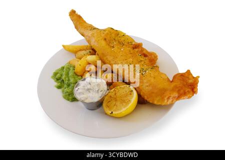 Studio-Aufnahme von traditionellem Fisch und Chips mit matschigen Erbsen, die vor weißem Hintergrund ausgeschnitten wurden Stockfoto
