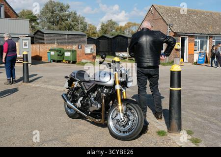 Ein einzelner männlicher Biker mit einem Norton Commando 961 SP - John Gollop Stockfoto
