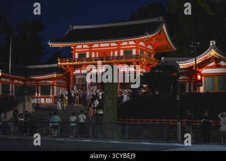 Kyoto, Japan: Der Yasaka-Schrein ist auch berühmt für sein Gion Festival, das jeden Juli stattfindet. Während des Festivals werden die Straßen von Gion lebendig Stockfoto
