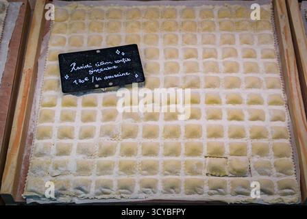 Frische, handgemachte traditionelle Ravioli mit Zitronenkonfit und Ingwer, zum Verkauf in einem Nudelladen in der Altstadt von Nizza, Südfrankreich Stockfoto