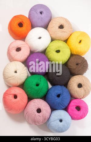 Colorful yarn balls arranged neatly on a white background Stockfoto