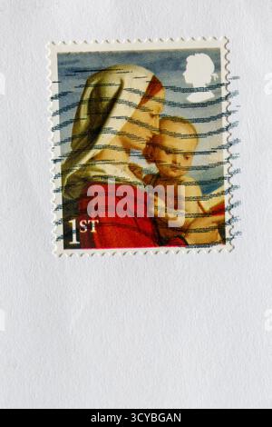 Weihnachtsmarke 1. Klasse mit madonna und Kind auf weißem Umschlag - Briefmarke 1. Klasse Stockfoto