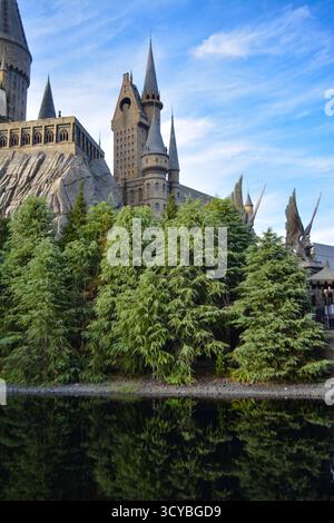 OSAKA, JAPAN - SEPTEMBER 2025: Foto von Hogwarts Castle. Die Zauberwelt von Harry Potter in den Universal Studios Japan (USJ). Universal Studios Japan Stockfoto