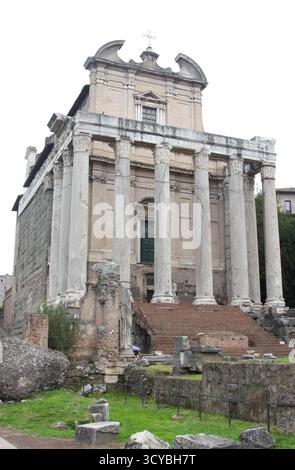 Rom, Italien: Der Tempel des Antoninus und der Faustina, aus dem Jahr 141 n. Chr., an der Via Sacra im Forum Romanum (Foro Romano) Stockfoto