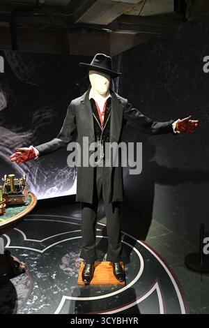 Kostüm von Victor Frankenstein (Oscar Isaac) in der anatomischen Vorlesungstheaterszene aus dem Film Frankenstein (2025) Stockfoto