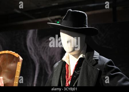 Kostüm von Victor Frankenstein (Oscar Isaac) in der anatomischen Vorlesungstheaterszene aus dem Film Frankenstein (2025) Stockfoto