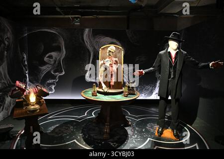 Requisiten und Kostüm von Victor Frankenstein (Oscar Isaac) in der anatomischen Vorlesungstheaterszene aus dem Film Frankenstein (2025) Stockfoto