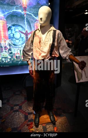 Die blutige Laborkleidung von Victor Frankenstein (Oscar Isaac) aus dem Film Frankenstein (2025) Stockfoto