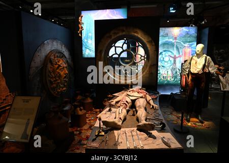 Requisiten und Kostüme aus dem Labor des Films Frankenstein (2025) Stockfoto