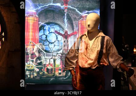 Die blutige Laborkleidung von Victor Frankenstein (Oscar Isaac) aus dem Film Frankenstein (2025) Stockfoto