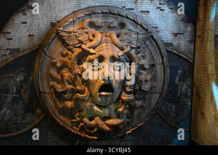 Steinschnitzerei im Labor in „der Turm“ aus dem Film Frankenstein (2025) Stockfoto