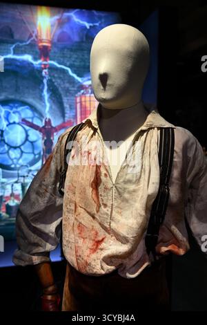Die blutige Laborkleidung von Victor Frankenstein (Oscar Isaac) aus dem Film Frankenstein (2025) Stockfoto