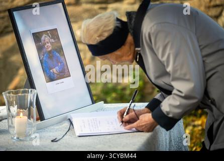 Pysely, Tschechische Republik. Oktober 2025. Beerdigung von Dana Drabova, langjähriger Leiterin des Staatlichen Büros für nukleare Sicherheit, die am 6. Oktober 2025 in Pysh, Tschechien, starb. Quelle: Michaela Rihova/CTK Photo/Alamy Live News Stockfoto