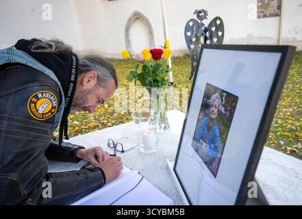 Pysely, Tschechische Republik. Oktober 2025. Beerdigung von Dana Drabova, langjähriger Leiterin des Staatlichen Büros für nukleare Sicherheit, die am 6. Oktober 2025 in Pysh, Tschechien, starb. Quelle: Michaela Rihova/CTK Photo/Alamy Live News Stockfoto