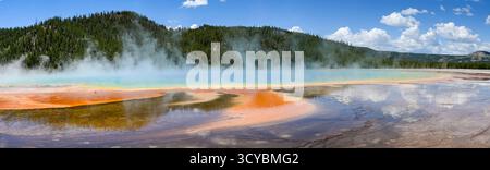 Yellowstone, Wyoming, USA - 28. Mai 2025: Panoramablick auf die Grand Prismatic Spring im Yellowstone National Park. Stockfoto
