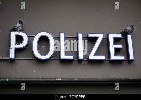Berlin, Deutschland. Oktober 2025. Tauben sitzen über dem schmutzigen Glasdach über der Eingangstür der Sekundärstation des Polizeiabschnitts 53, der sogenannten „Kotti-Wache“, die von Polizisten der Berliner Hotspot- und Präsenzeinheit (BPE) unterstützt wird, auf dem Schriftzug „Polizei“. Die BPE befasst sich hauptsächlich mit der Polizeiarbeit in den von Kriminalität heimgesuchten Gebieten der Direktion 5 (Stadt). Neben dem Alexanderplatz und der Warschauer Brücke liegt der Schwerpunkt auf dem Görlitzer Park und dem Gebiet rund um das Kottbusser Tor. Quelle: Bernd von Jutrczenka/dpa/Alamy Live News Stockfoto