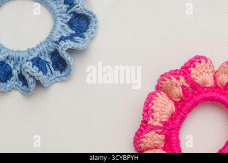 Nahaufnahme zweier handgemachter Haargummis auf weißem Hintergrund. Stockfoto