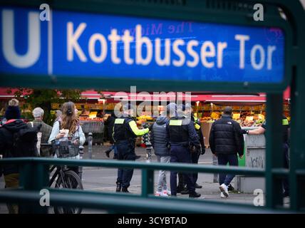 Berlin, Deutschland. Oktober 2025. Polizeibeamte der Berliner Polizei-Hotspot- und Präsenzeinheit (BPE) kontrollieren Personen am Kottbusser Tor in Kreuzberg gemäß dem dort geltenden Waffen- und Messerverbot. Die BPE befasst sich hauptsächlich mit der Polizeiarbeit in den von Kriminalität heimgesuchten Gebieten der Direktion 5 (Stadt). Neben dem Alexanderplatz und der Warschauer Brücke liegt der Schwerpunkt auf dem Görlitzer Park und dem Gebiet rund um das Kottbusser Tor. Quelle: Bernd von Jutrczenka/dpa/Alamy Live News Stockfoto