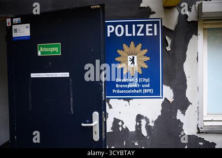 Berlin, Deutschland. Oktober 2025. Die Berliner Polizei-Hotspot- und Präsenzeinheit (BPE) hat ihren Sitz in Moabit. Die BPE befasst sich hauptsächlich mit der Polizeiarbeit in den von Kriminalität heimgesuchten Gebieten der Direktion 5 (Stadt). Neben dem Alexanderplatz und der Warschauer Brücke liegt der Schwerpunkt auf dem Görlitzer Park und dem Gebiet rund um das Kottbusser Tor. Quelle: Bernd von Jutrczenka/dpa/Alamy Live News Stockfoto