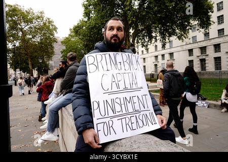 London, Großbritannien. Oktober 2025. Vor der Downing Street, organisiert von StandUpX, findet eine Demonstration statt, die sich gegen das von der britischen Regierung vorgeschlagene digitale ID-System richtet. Bei der Kundgebung versammeln sich heute Nachmittag Menschen, um gegen aufdringliche „Überwachungsmaßnahmen“ zu appellieren und zu fordern, dass digitale Personalausweise nicht obligatorisch werden. Der Protest kommt vor dem Hintergrund der wachsenden Debatte in Westminster über einen so genannten „BritCard“-Vorschlag und Bedenken hinsichtlich der bürgerlichen Freiheiten und der Privatsphäre. Quelle: Joao Daniel Pereira/Alamy Live News Stockfoto