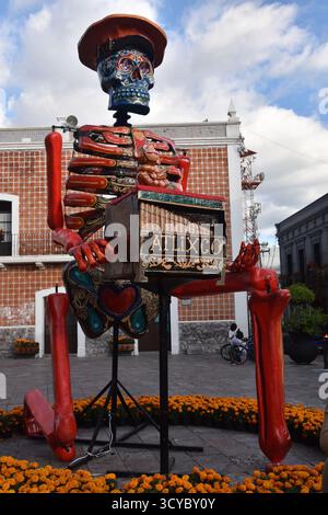Der riesige Tag der Toten Catrina Figuren in Atlixco, Puebla, Mexiko Stockfoto