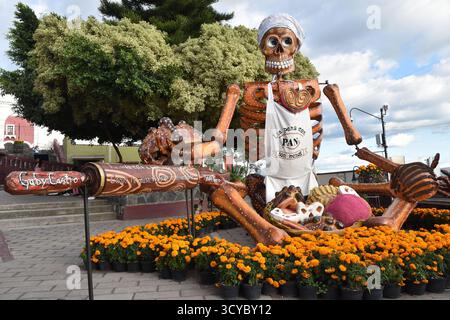 Der riesige Tag der Toten Catrina Figuren in Atlixco, Puebla, Mexiko Stockfoto