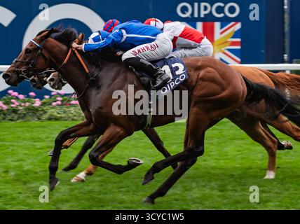 Ascot, Berkshire, Samstag, 18. Oktober 2025; Crown of Oaks und Jockey Tom Marquand gewinnen die Balmoral Handicap Stakes (Klasse 2) (gesponsert von QIPCO) für Trainer William Haggas und Eigentümer Tony Bloom und Ian McAleavy. Credit JTW equine Images / Alamy Live News Stockfoto