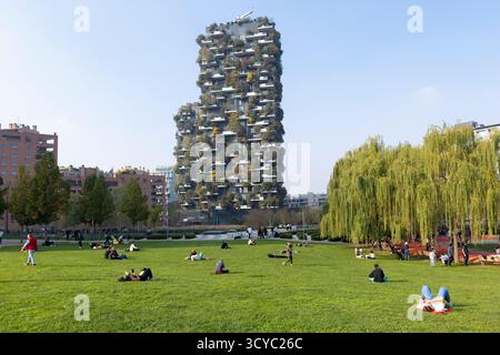 Mailand, Italien. 11. september 2025. Bosco Verticale. Fantastische Aussicht auf den modernen und ökologischen Wolkenkratzer mit vielen Bäumen auf jedem Balkon. Modernes Archi Stockfoto