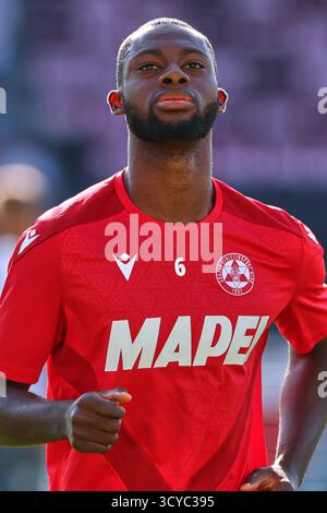Österreichisches Bundesliga-Fußballspiel zwischen Grazer AK 1902 und TSV Hartberg. Intensive Action, Emotionen und Teamwork auf dem Platz in Graz. Ein aufregendes Spiel mit österreichischen Fußballtalenten, leidenschaftlichen Fans und aufregenden Momenten unter den Lichtern des Stadions. Stockfoto