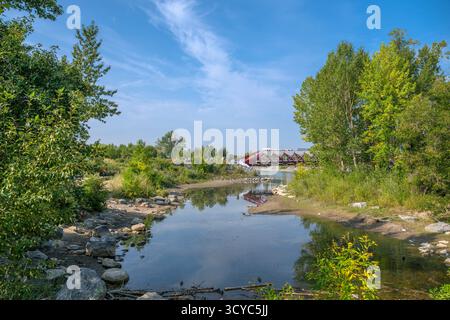 Causeway über den Bow River nach Prince's Island mit Blick auf die Peace Bridge, Calgary, Alberta, Kanada Stockfoto