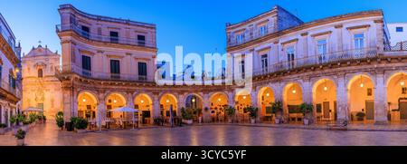 Martina Franca, Apulien, Italien. Panorama der Piazza Plebiscito und der Kirche San Martino zur blauen Stunde. Stockfoto
