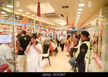 Kathmandu, Nepal. 18. Oktober 2025. Ausgehend von Dhanteras hat das zweite große Hindufest Tihar offiziell begonnen, in dem die Öffentlichkeit am Samstag, den 18. Oktober 2025, Gold, Silber und andere Gegenstände für die Feierlichkeiten kauft. Traditionell kaufen die Menschen Gold und Silber auf Dhanteras als Teil der Festivalrituale. Foto: Safal Prakash Shrestha Credit: Safal Prakash Shrestha/Alamy Live News Stockfoto