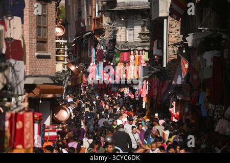 Kathmandu, Nepal. 18. Oktober 2025. Ausgehend von Dhanteras hat das zweite große Hindufest Tihar offiziell begonnen, in dem die Öffentlichkeit am Samstag, den 18. Oktober 2025, Gold, Silber und andere Gegenstände für die Feierlichkeiten kauft. Traditionell kaufen die Menschen Gold und Silber auf Dhanteras als Teil der Festivalrituale. Foto: Safal Prakash Shrestha Credit: Safal Prakash Shrestha/Alamy Live News Stockfoto