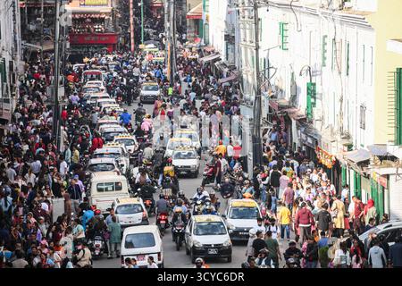 Kathmandu, Nepal. 18. Oktober 2025. Ausgehend von Dhanteras hat das zweite große Hindufest Tihar offiziell begonnen, in dem die Öffentlichkeit am Samstag, den 18. Oktober 2025, Gold, Silber und andere Gegenstände für die Feierlichkeiten kauft. Traditionell kaufen die Menschen Gold und Silber auf Dhanteras als Teil der Festivalrituale. Foto: Safal Prakash Shrestha Credit: Safal Prakash Shrestha/Alamy Live News Stockfoto